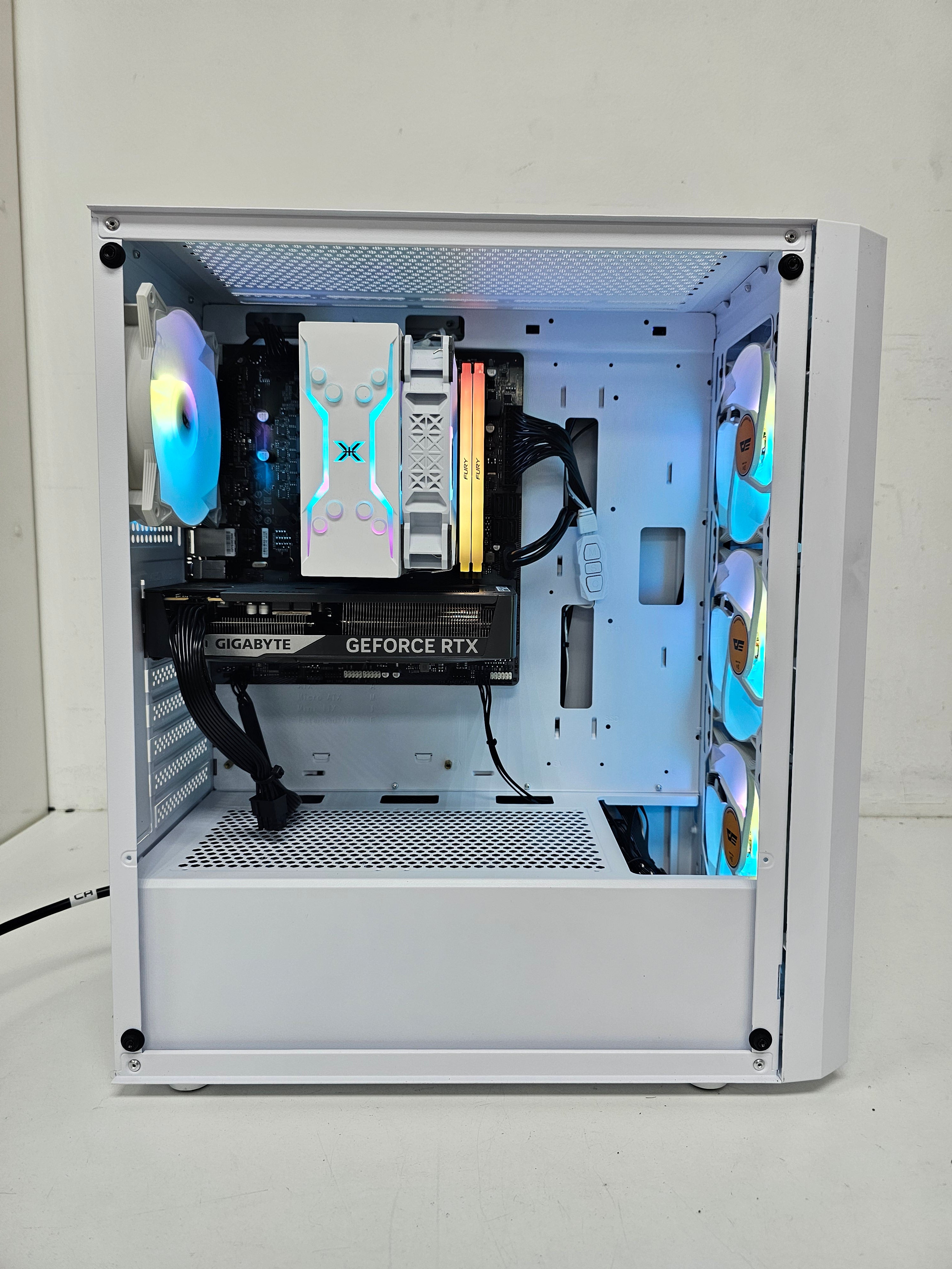 GAMING PC WHITE 1 - RTX 5060 Eagle Gaming OC 8GB - i5-13400F - بي سي ألعاب
