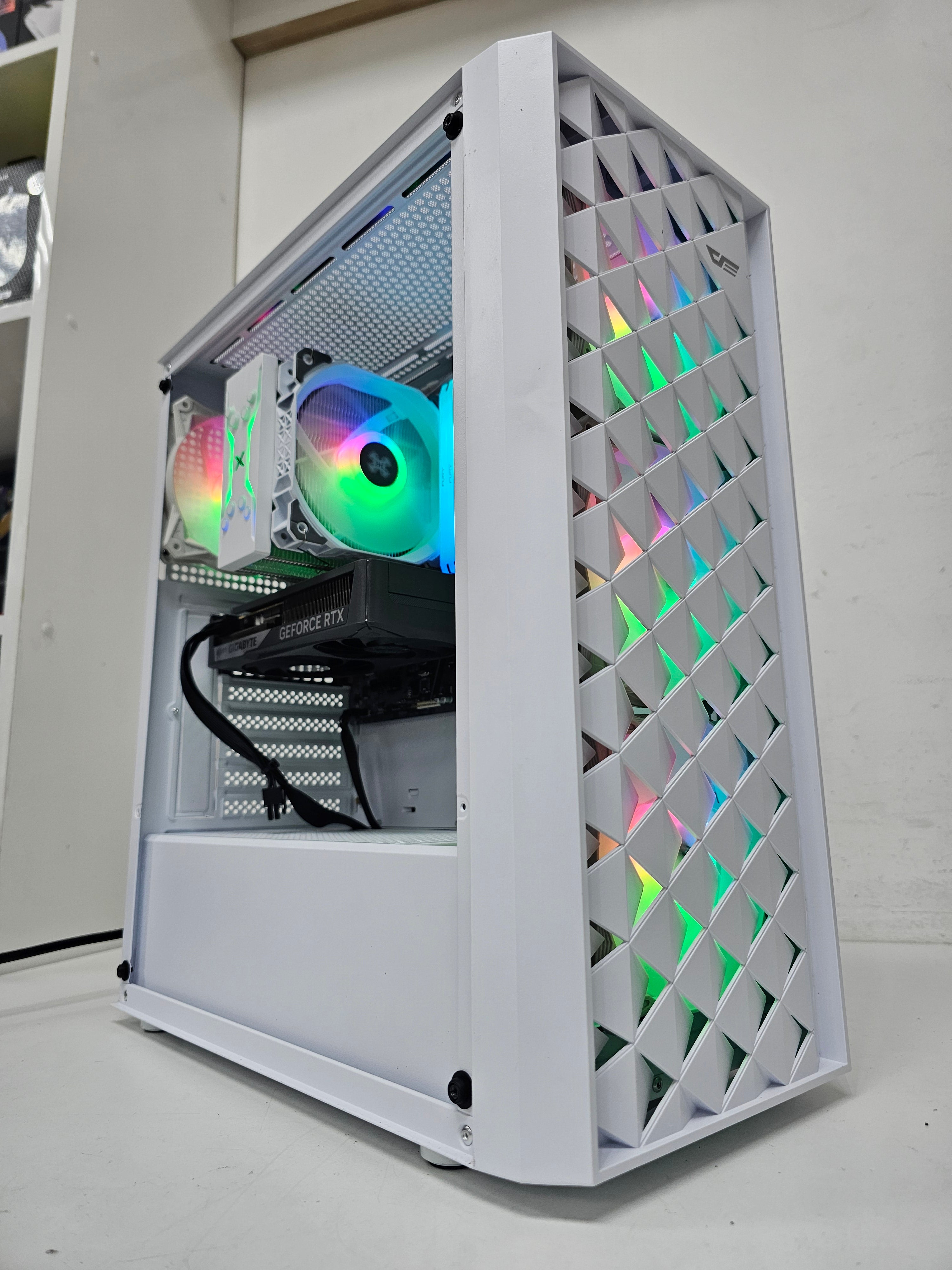 GAMING PC WHITE 1 - RTX 5060 Eagle Gaming OC 8GB - i5-13400F - بي سي ألعاب