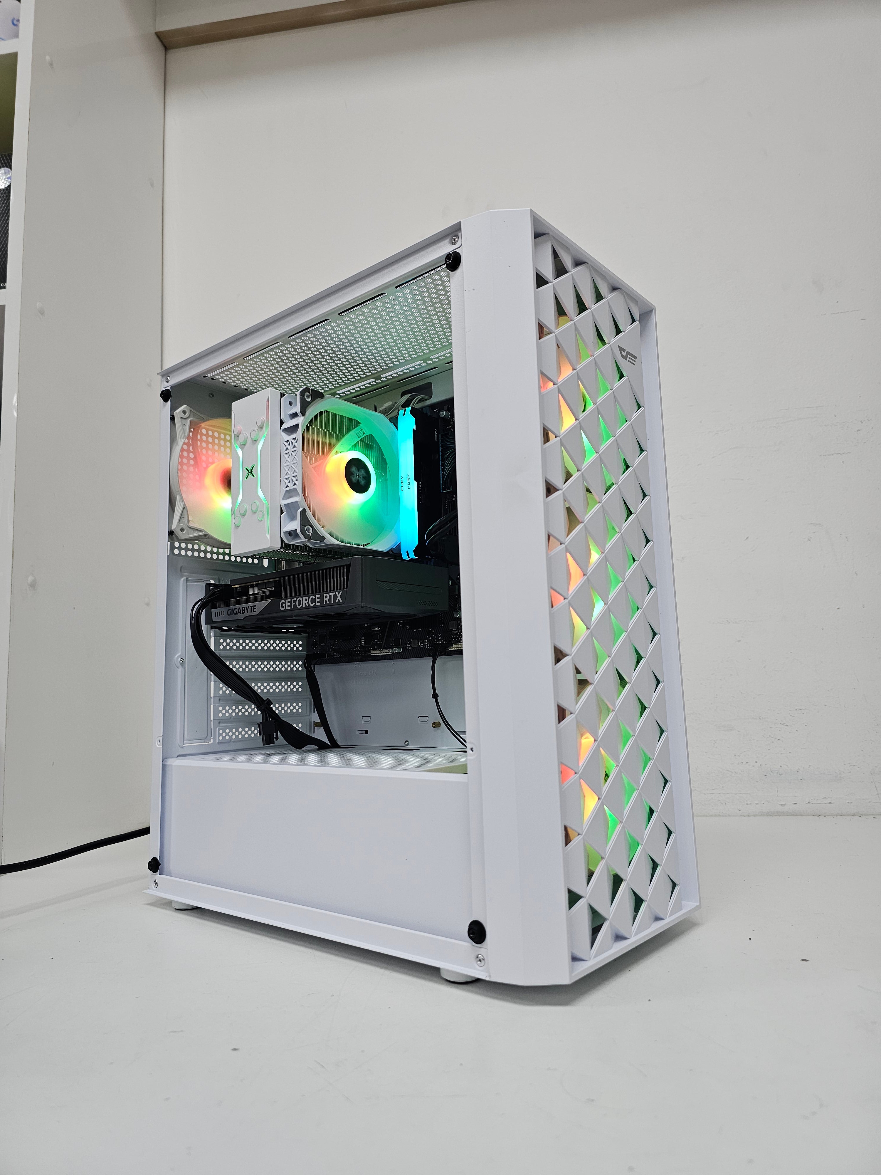 GAMING PC WHITE 1 - RTX 5060 Eagle Gaming OC 8GB - i5-13400F - بي سي ألعاب