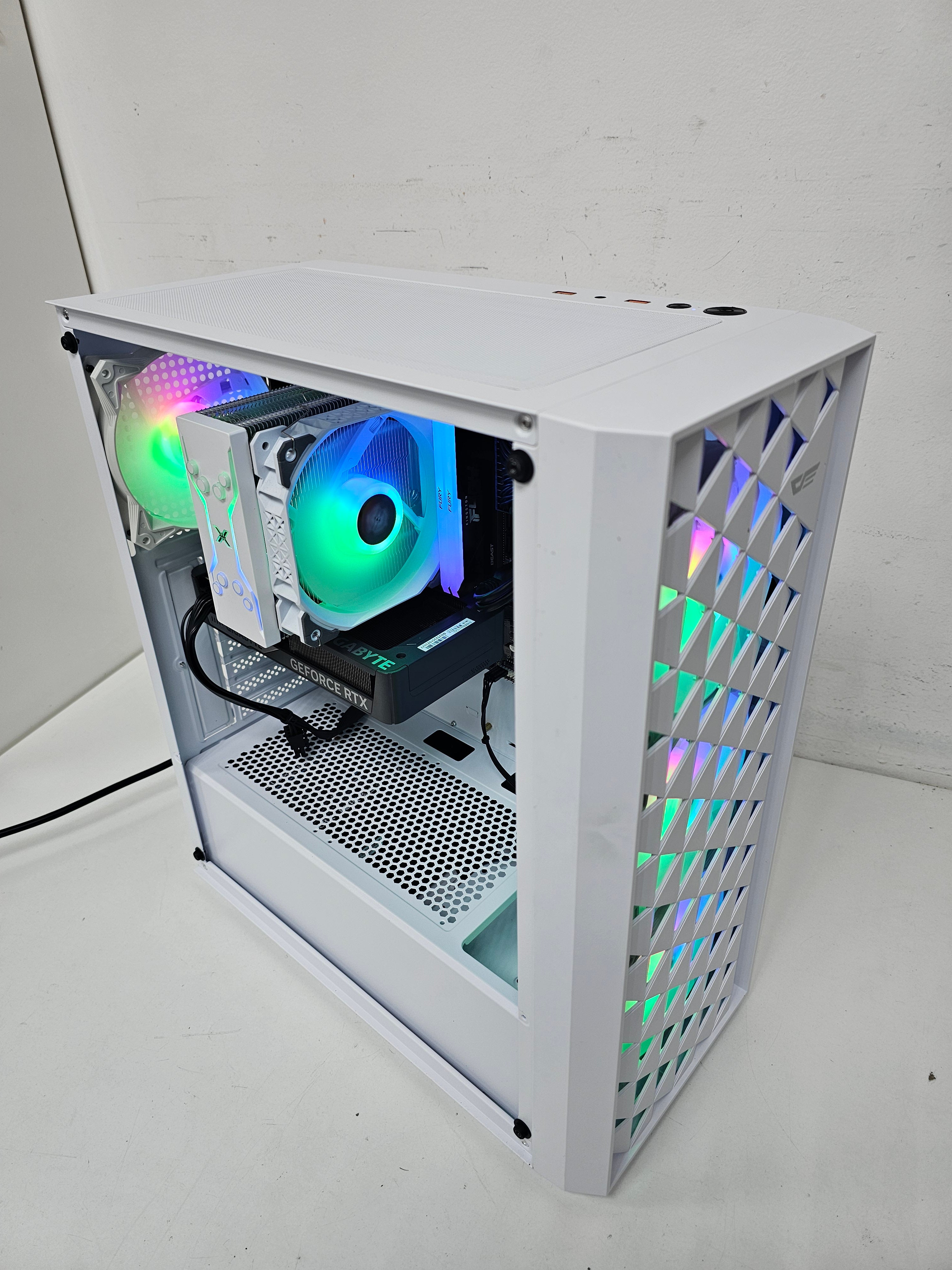 GAMING PC WHITE 1 - RTX 5060 Eagle Gaming OC 8GB - i5-13400F - بي سي ألعاب