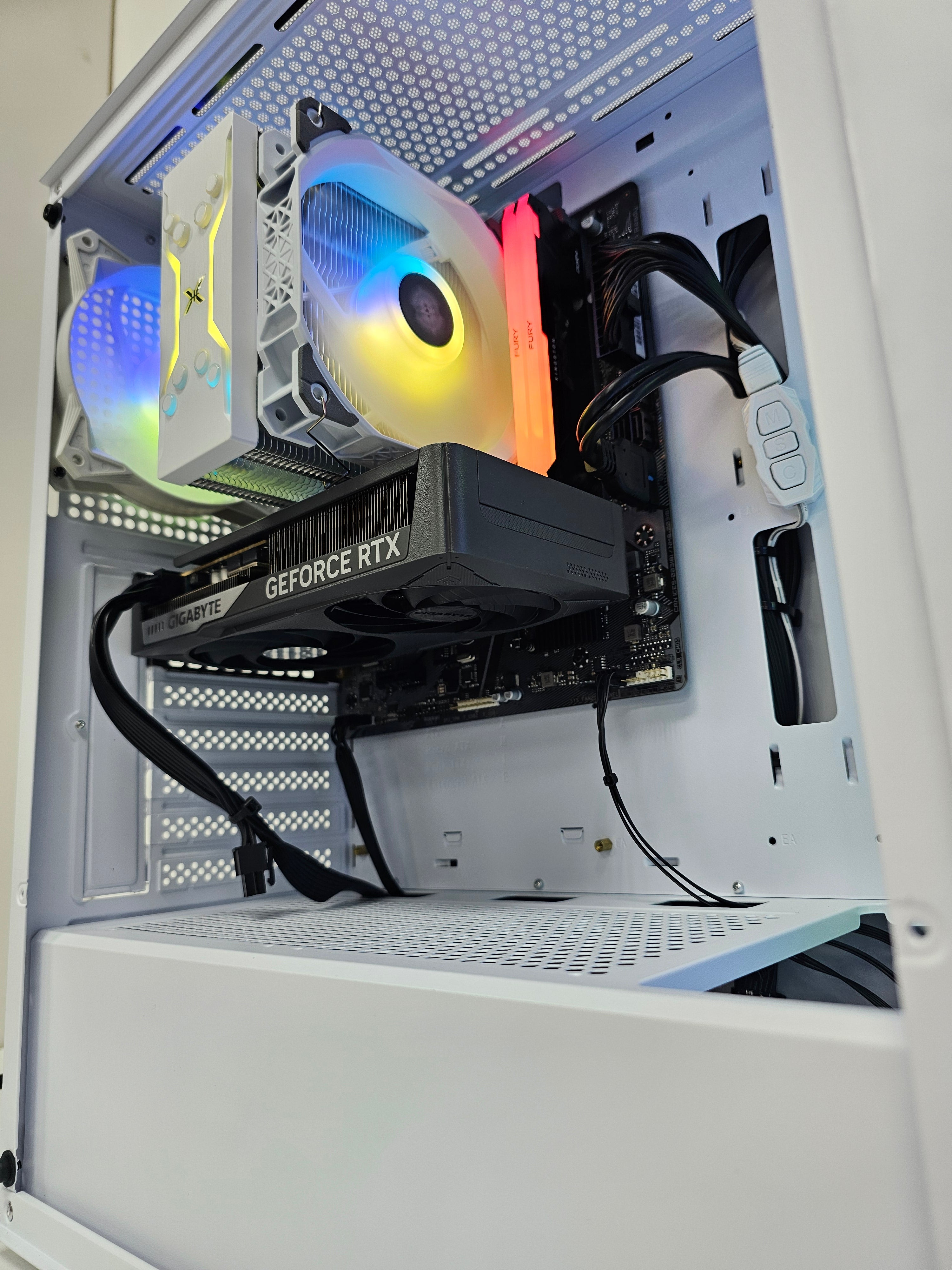 GAMING PC WHITE 1 - RTX 5060 Eagle Gaming OC 8GB - i5-13400F - بي سي ألعاب