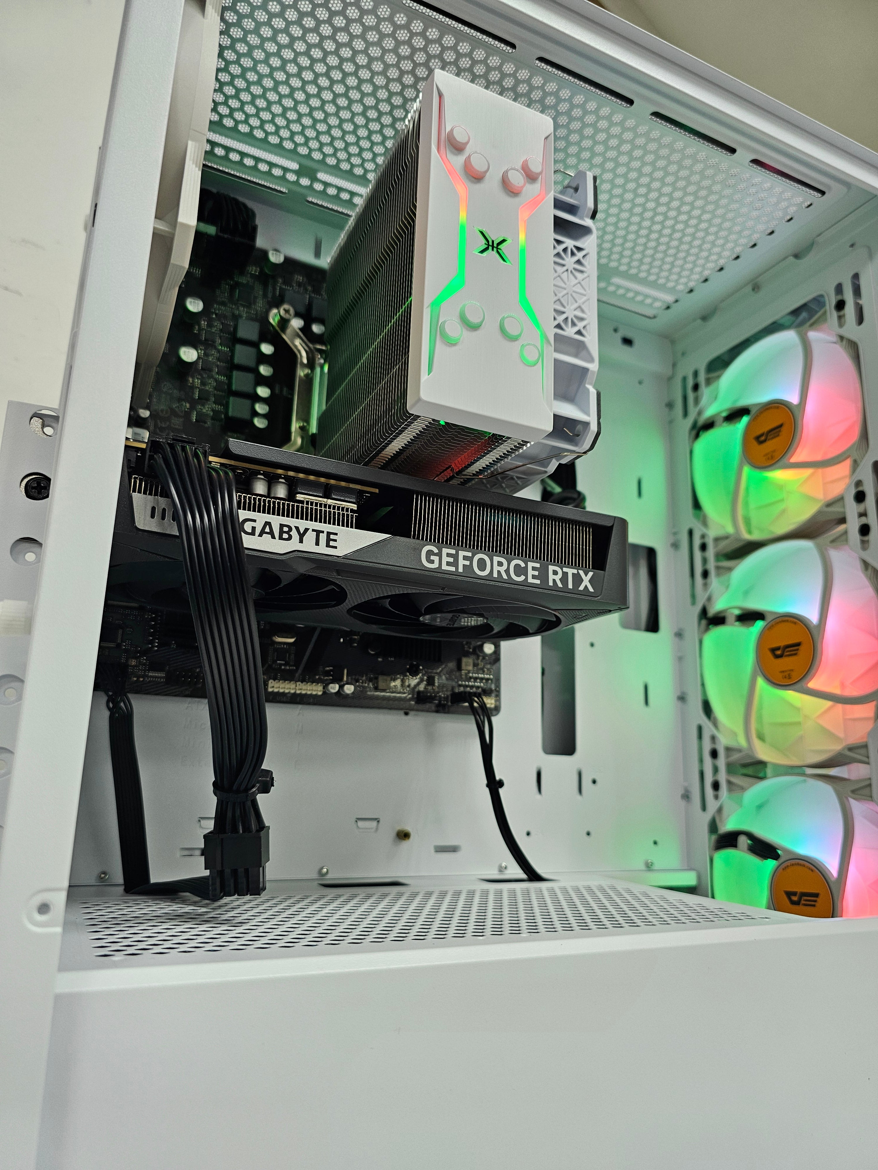 GAMING PC WHITE 1 - RTX 5060 Eagle Gaming OC 8GB - i5-13400F - بي سي ألعاب