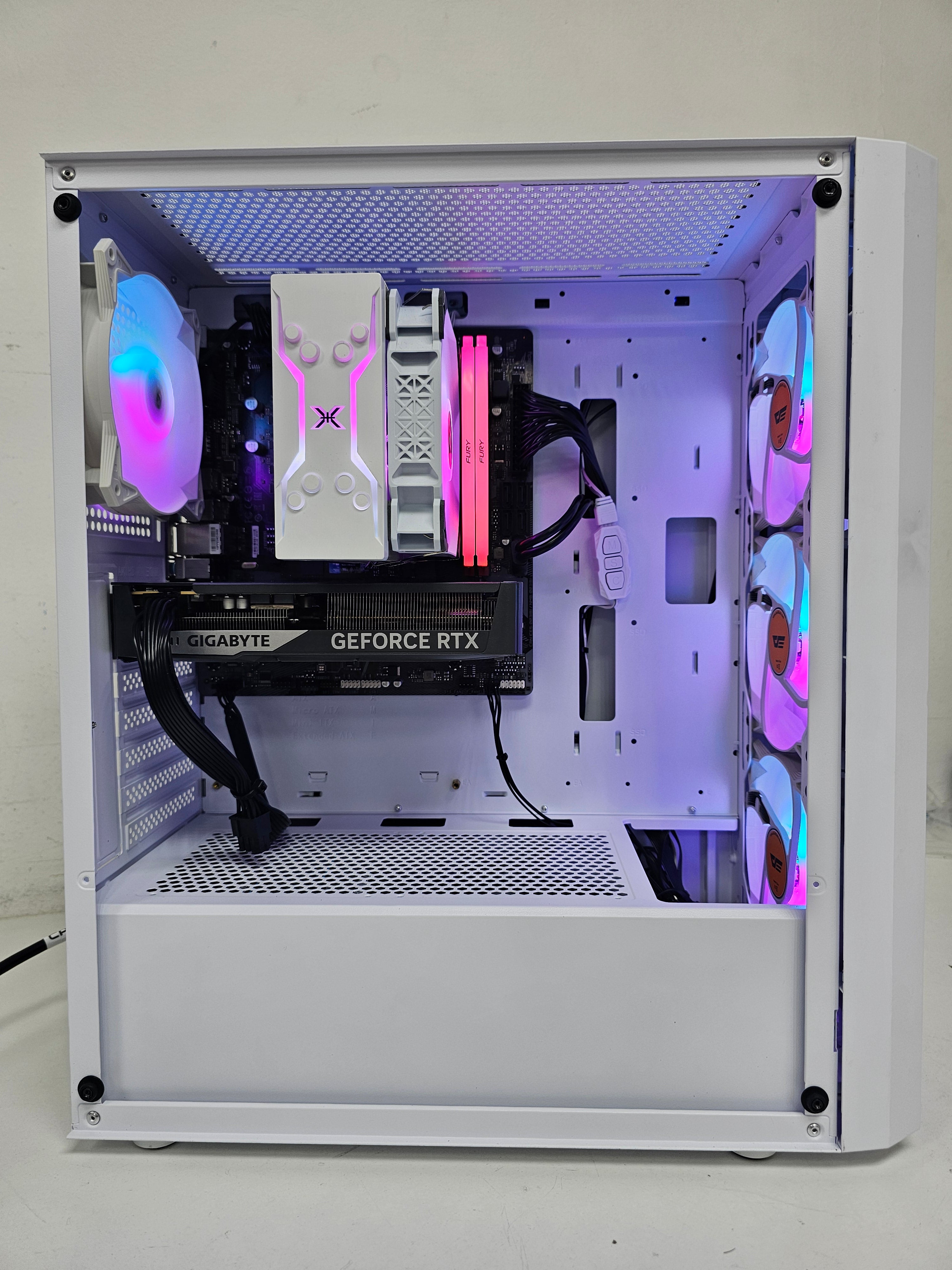GAMING PC WHITE 1 - RTX 5060 Eagle Gaming OC 8GB - i5-13400F - بي سي ألعاب