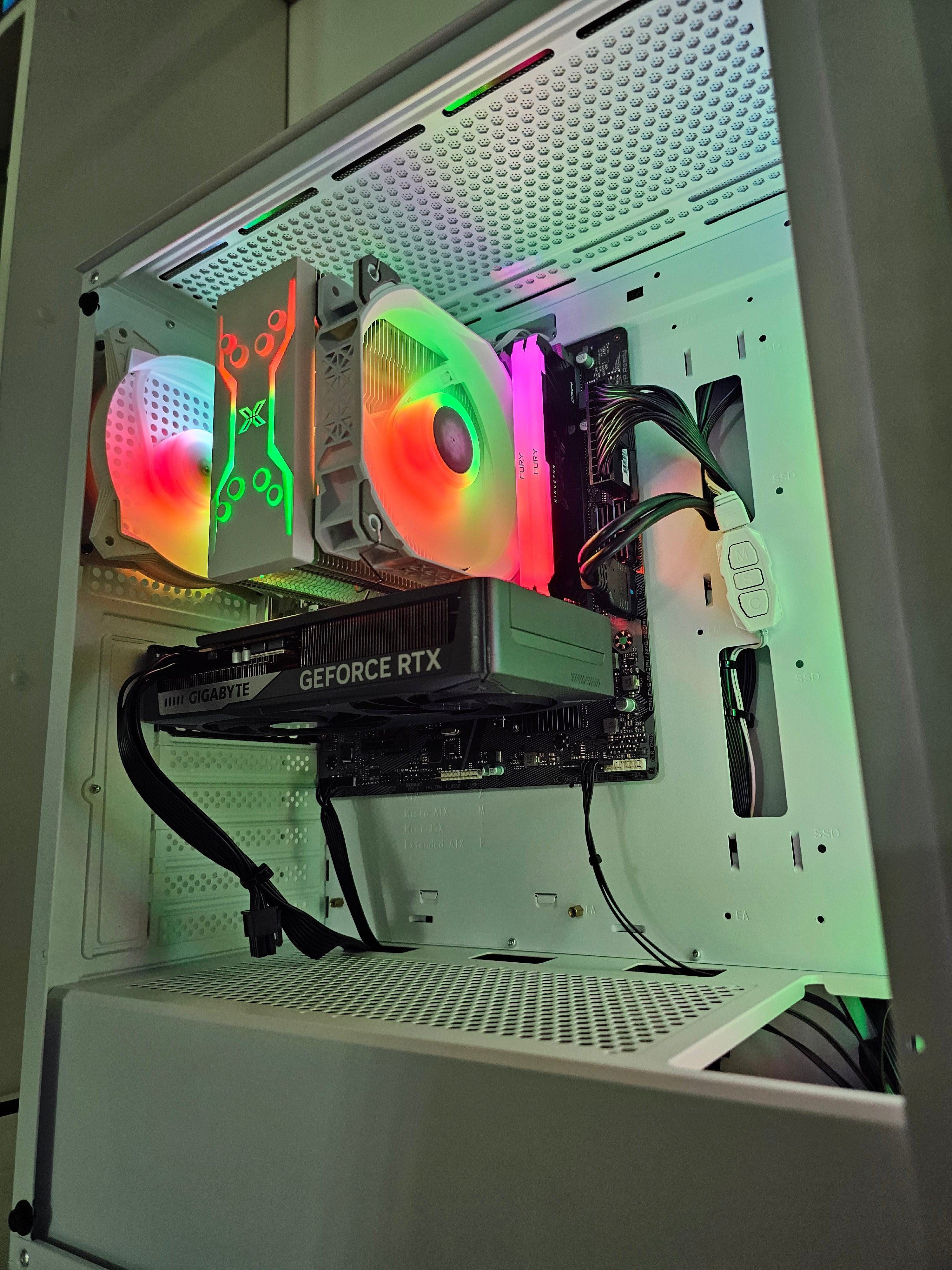 GAMING PC WHITE 1 - RTX 5060 Eagle Gaming OC 8GB - i5-13400F - بي سي ألعاب