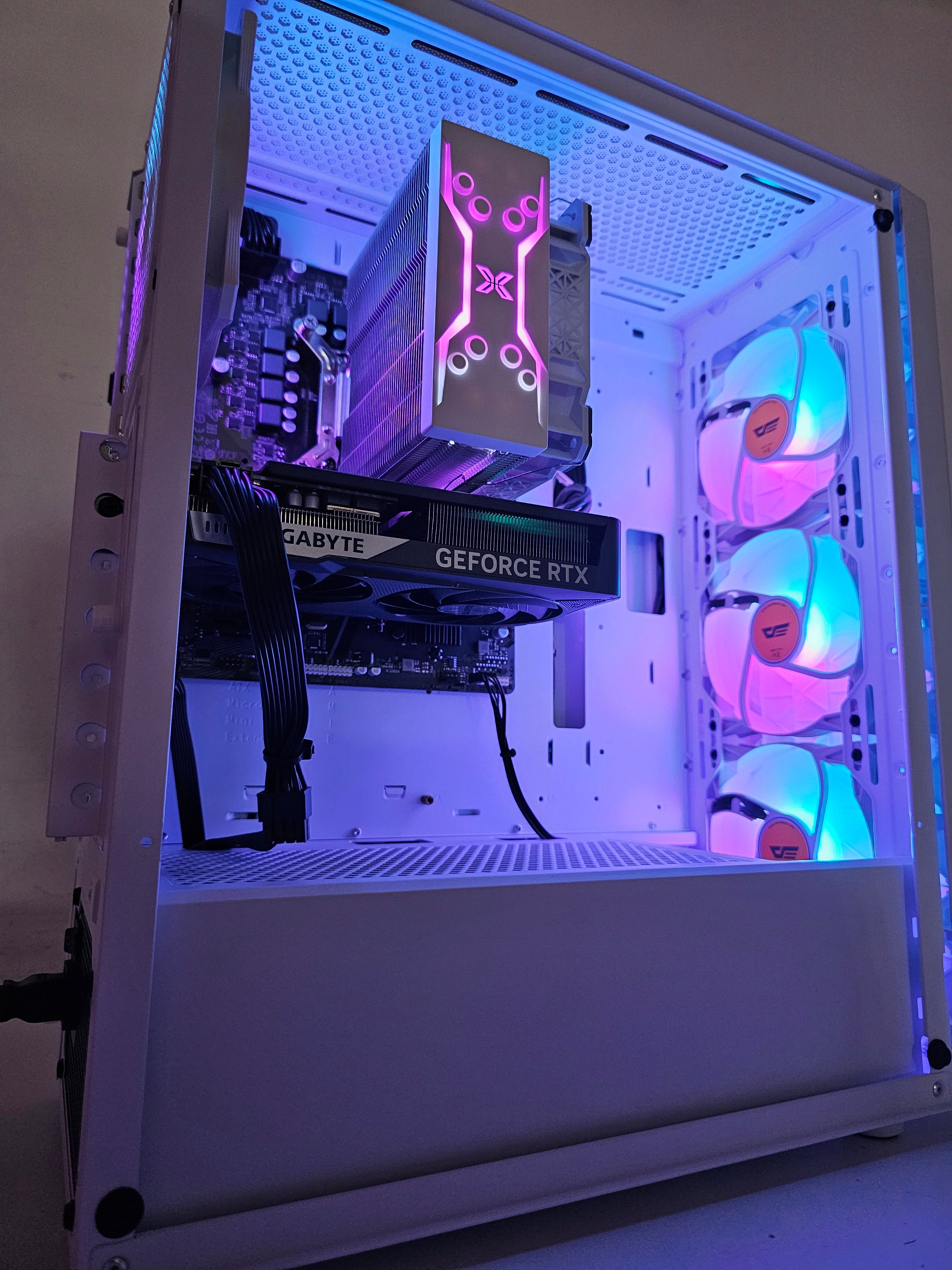GAMING PC WHITE 1 - RTX 5060 Eagle Gaming OC 8GB - i5-13400F - بي سي ألعاب