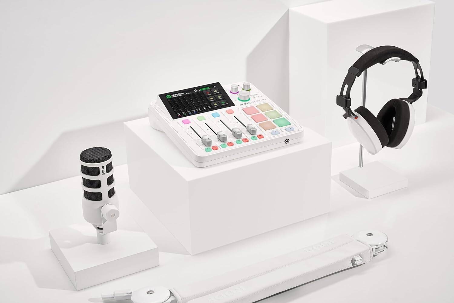 Rode PodMic XLR Dynamic Podcasting Microphone White - ميكروفون احترافي أبيض