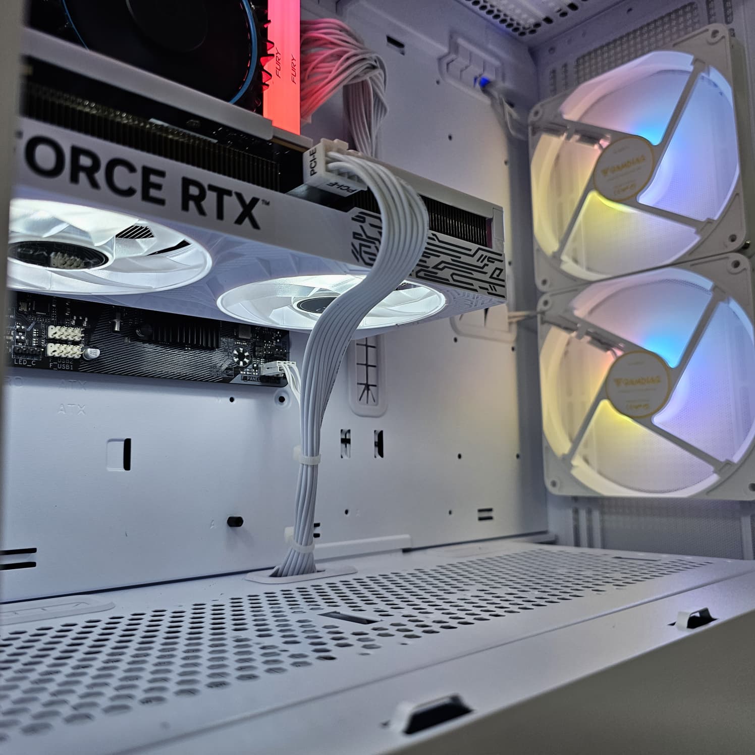 MID GAMING PC 199 - RTX 5050 CLICK OC White  8GB - i5-12400F - 16GB DDR4-  بي سي ألعاب متوسط